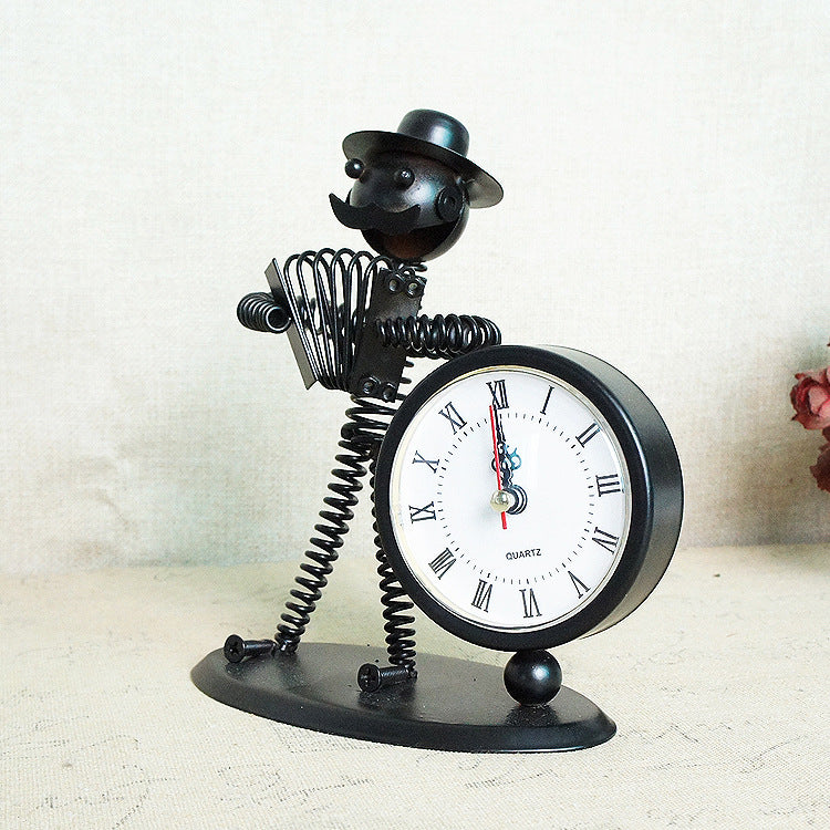 Kreative Tischuhr aus Metall