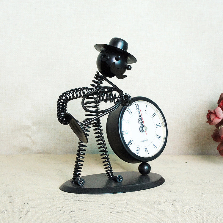 Kreative Tischuhr aus Metall